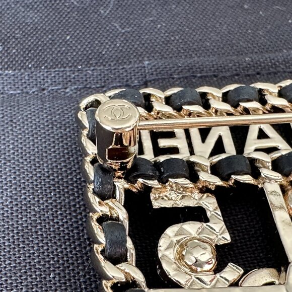 CHANEL 2023V GOLDEN CC LOGO BLACK LEATHER CHAIN SHIELD BROOCH PIN CHARM - Picture 14 of 16
